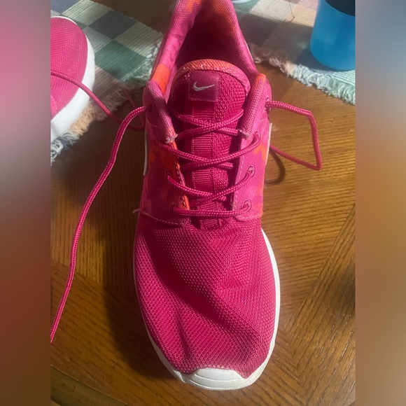 Pink Nikes - Picture 9 of 16